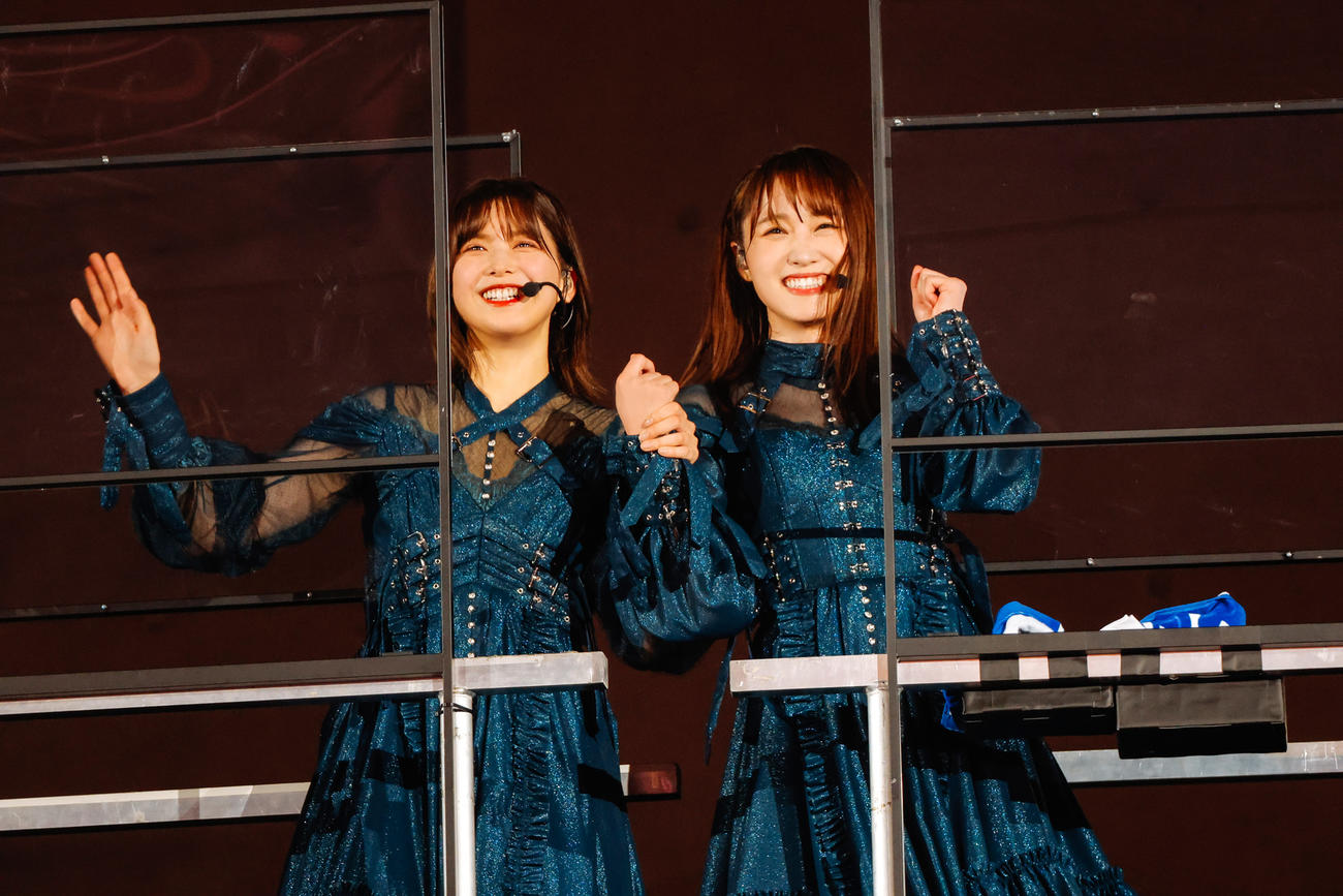 自身の卒業コンサートでパフォーマンスする渡邉理佐（左）。右は菅井友香