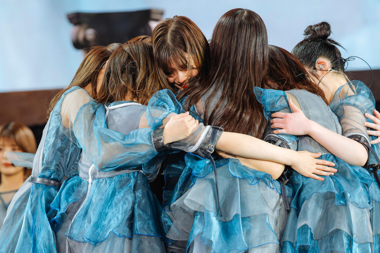 櫻坂46渡邉理佐の卒業コンサート「僕のジレンマ」で身を寄せ合って涙するメンバーたち
