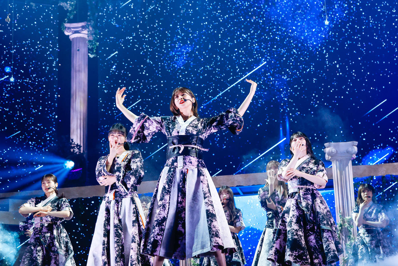 自身の卒業コンサートでパフォーマンスする櫻坂46渡邉理佐（中央）