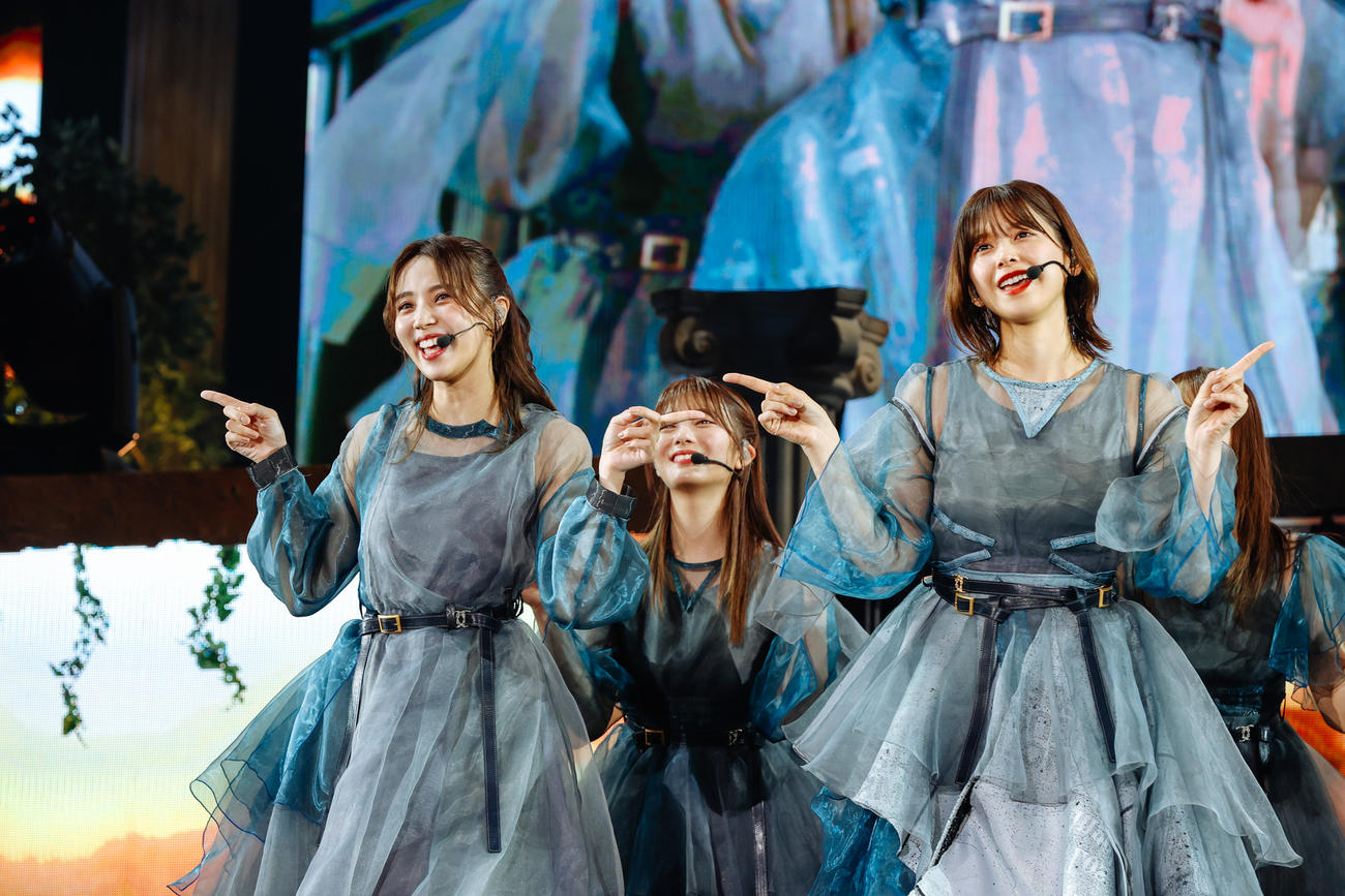 自身の卒業コンサートでパフォーマンスする櫻坂46渡邉理佐（右）。左は小林由依