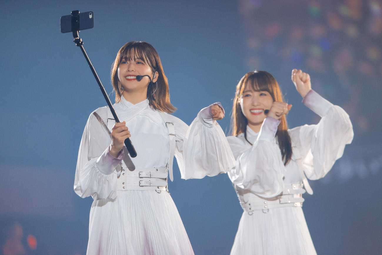 自身の卒業コンサートで菅井友香（右）と写真撮影する渡邉理佐