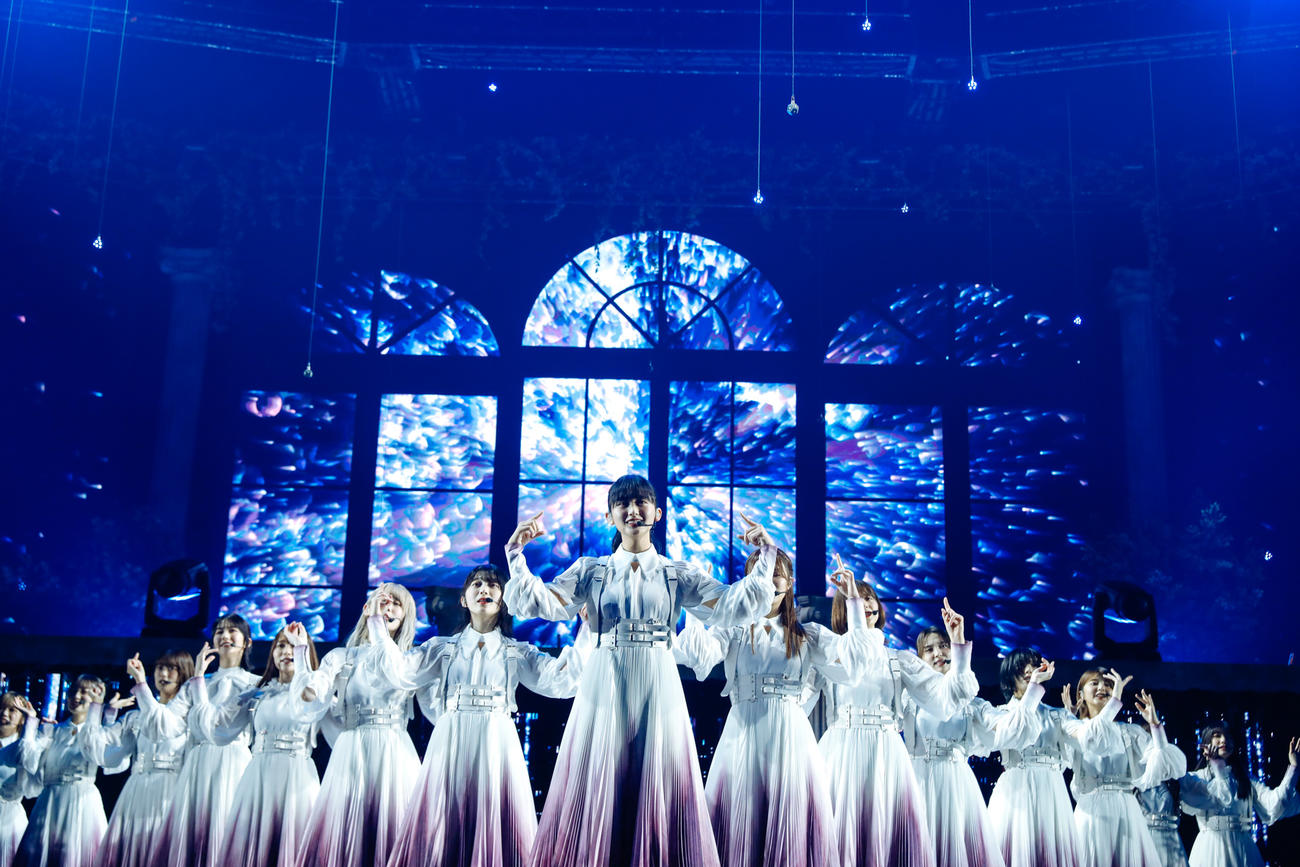 渡邉理佐の卒業コンサートでパフォーマンスする櫻坂46