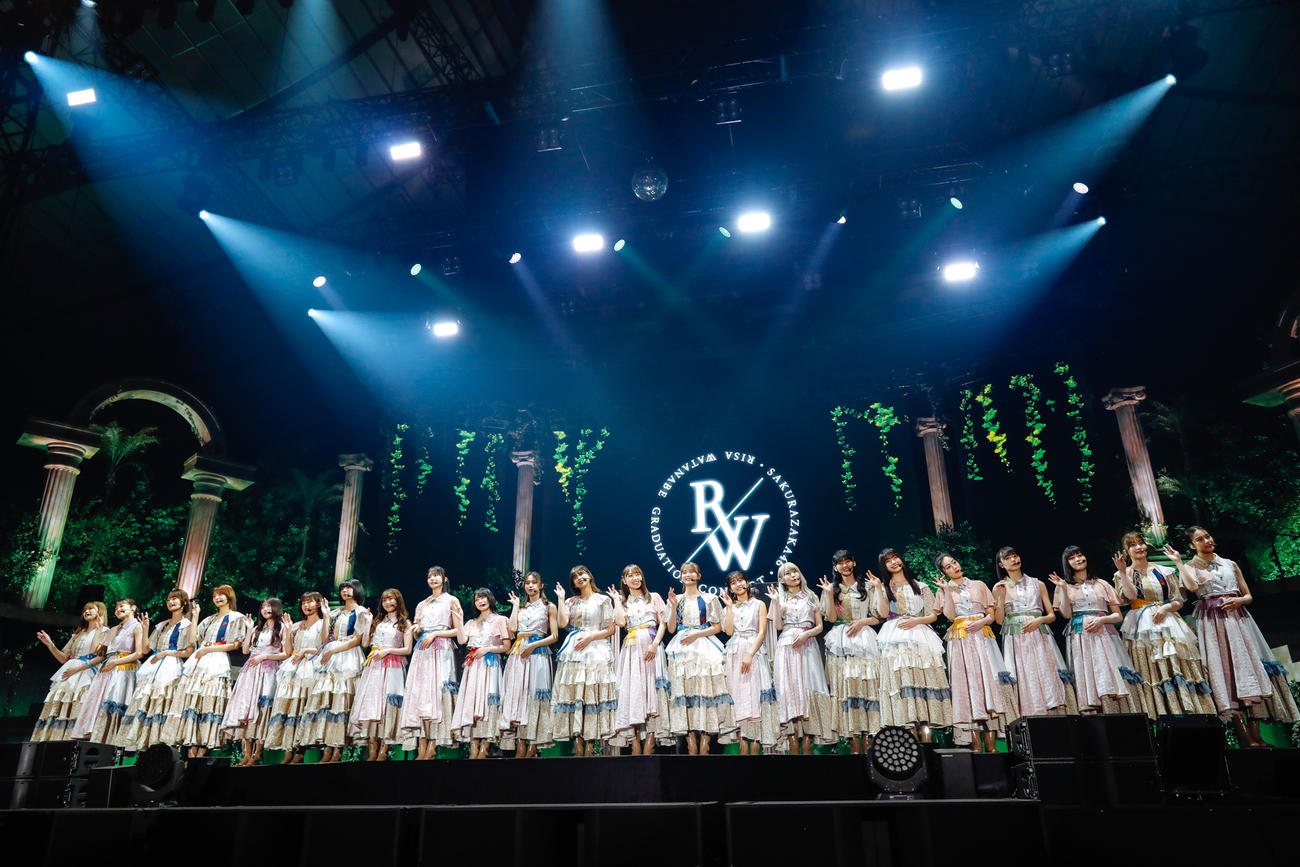 渡邉理佐の卒業コンサートであいさつする櫻坂46メンバー