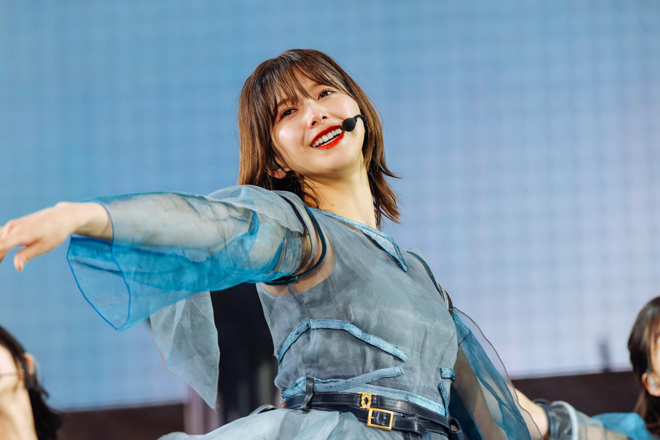自身の卒業コンサートでパフォーマンスする櫻坂46渡邉理佐