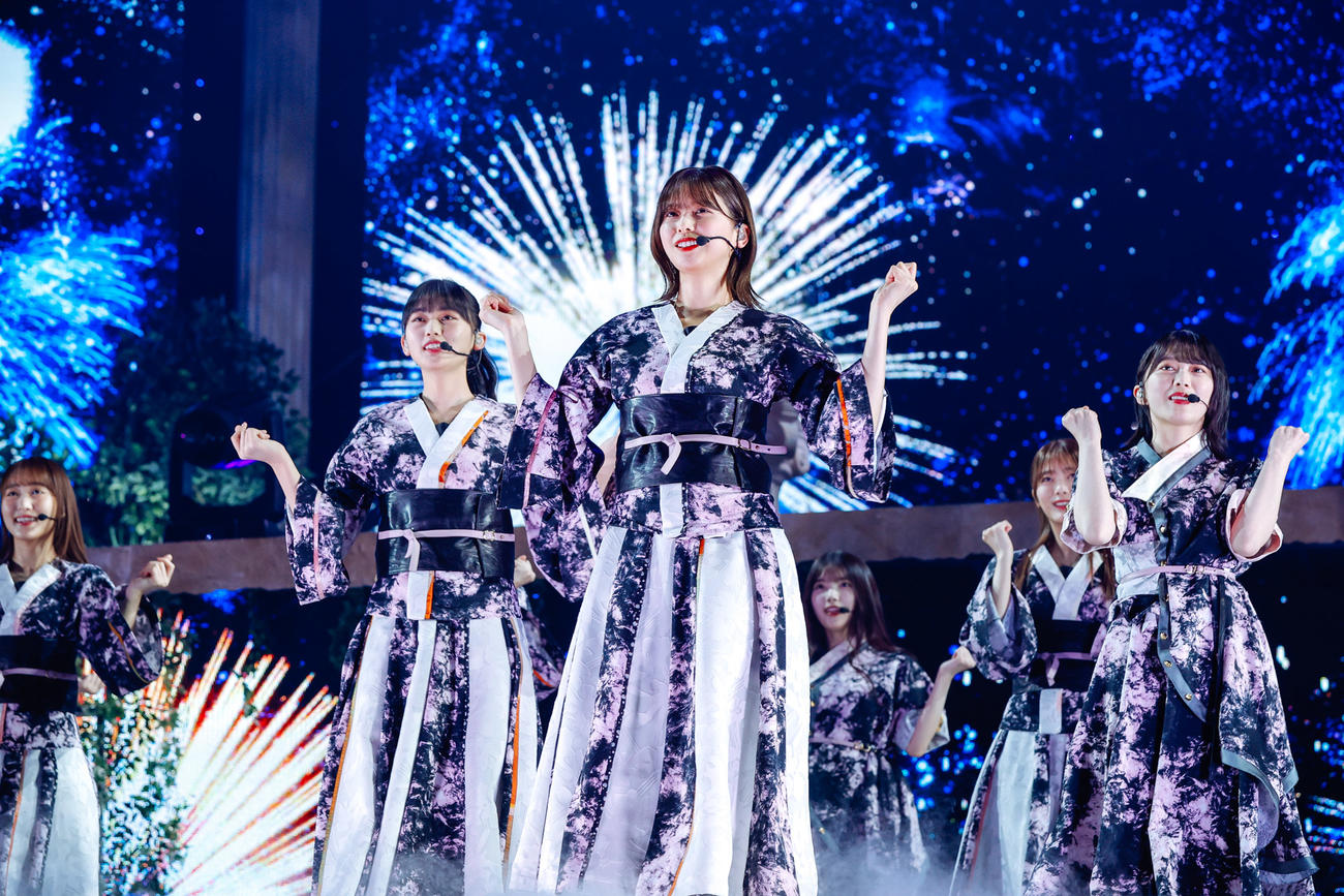 自身の卒業コンサートでパフォーマンスする櫻坂46渡邉理佐（中央）