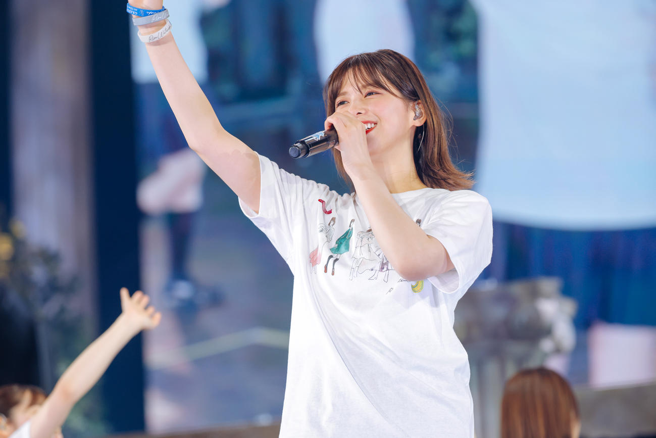 自身の卒業コンサートでパフォーマンスする櫻坂46渡邉理佐