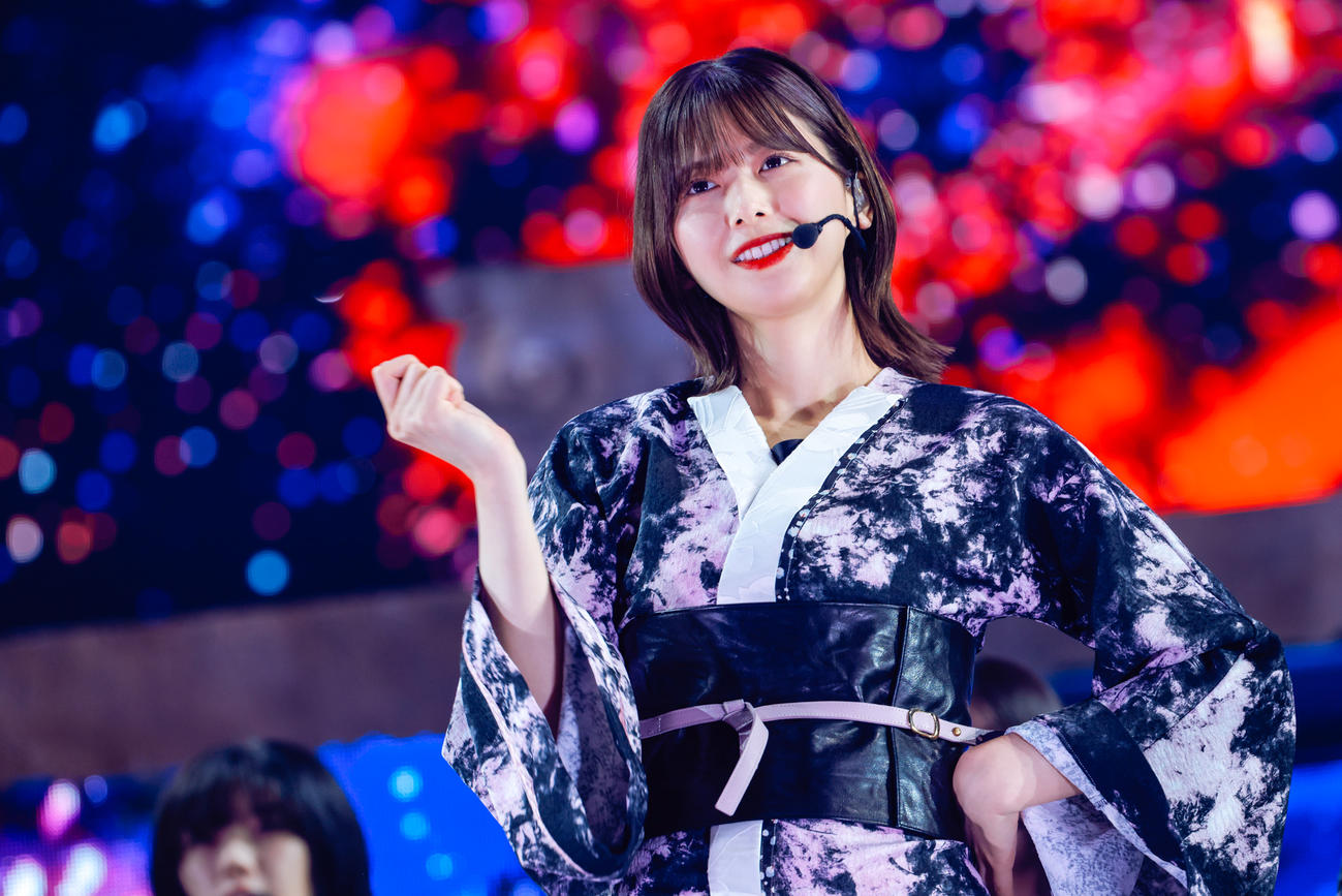 自身の卒業コンサートでパフォーマンスする櫻坂46渡邉理佐