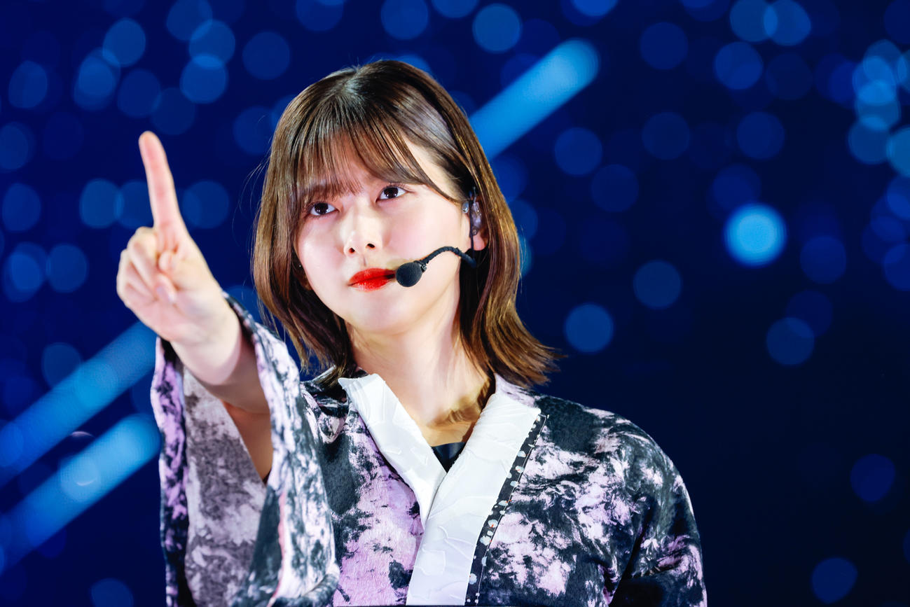 自身の卒業コンサートでパフォーマンスする櫻坂46渡邉理佐