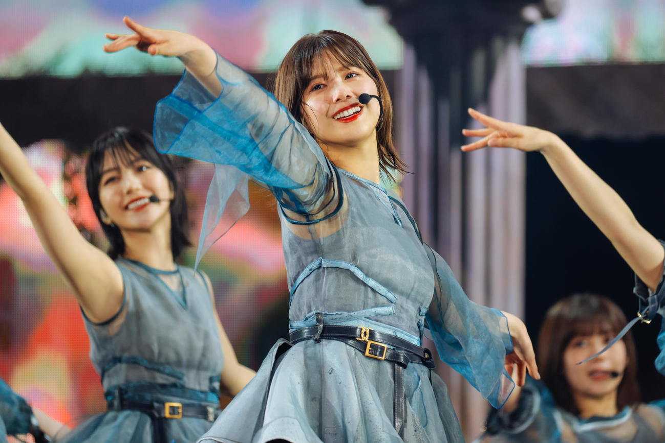 自身の卒業コンサートでパフォーマンスする櫻坂46渡邉理佐