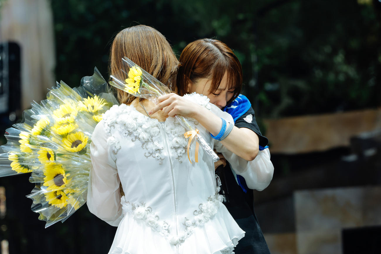 自身の卒業コンサートで菅井友香（右）と抱き合う櫻坂46渡邉理佐