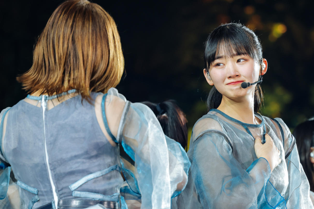 自身の卒業コンサートで山崎天（右）と見つめ合いパフォーマンスする櫻坂46渡邉理佐（左）