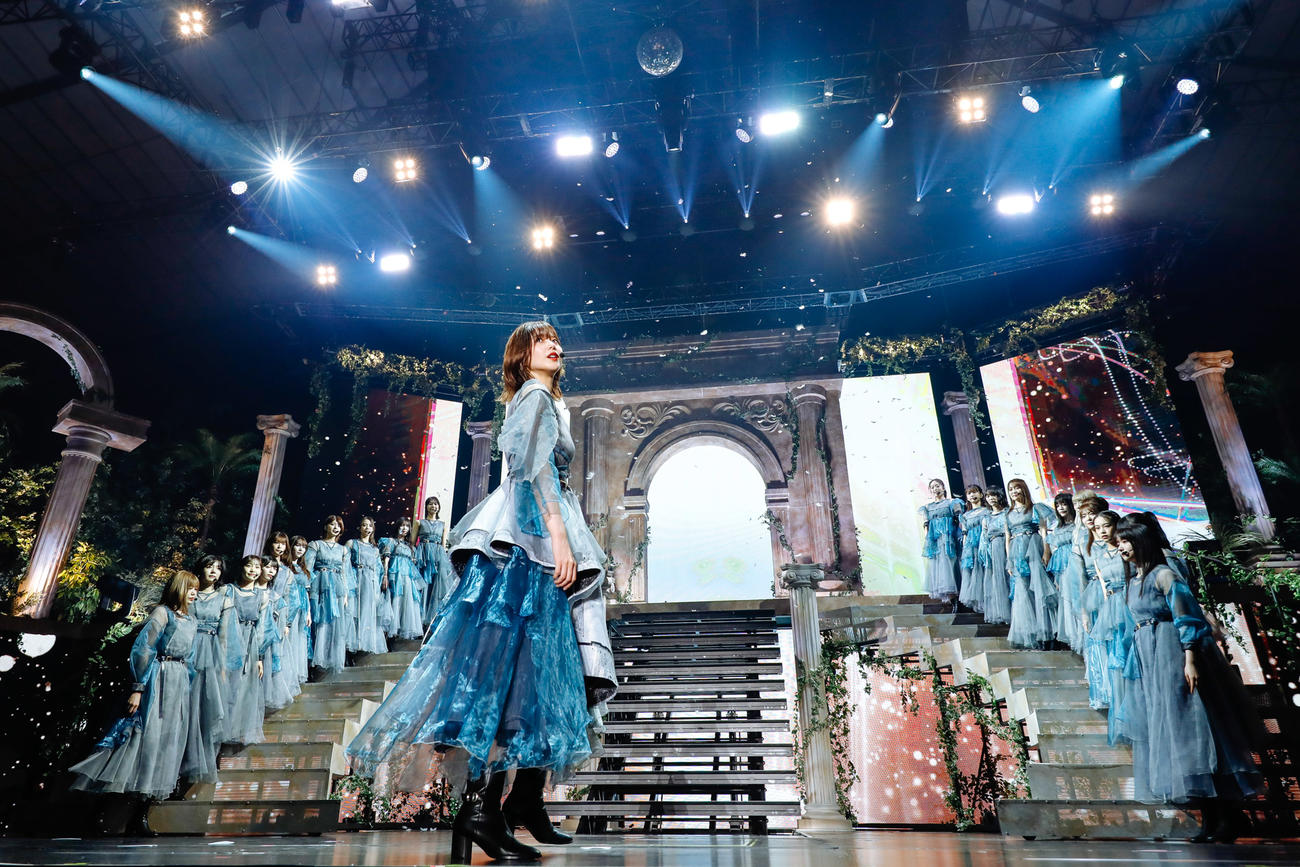 自身の卒業コンサートでパフォーマンスする櫻坂46渡邉理佐（中央）