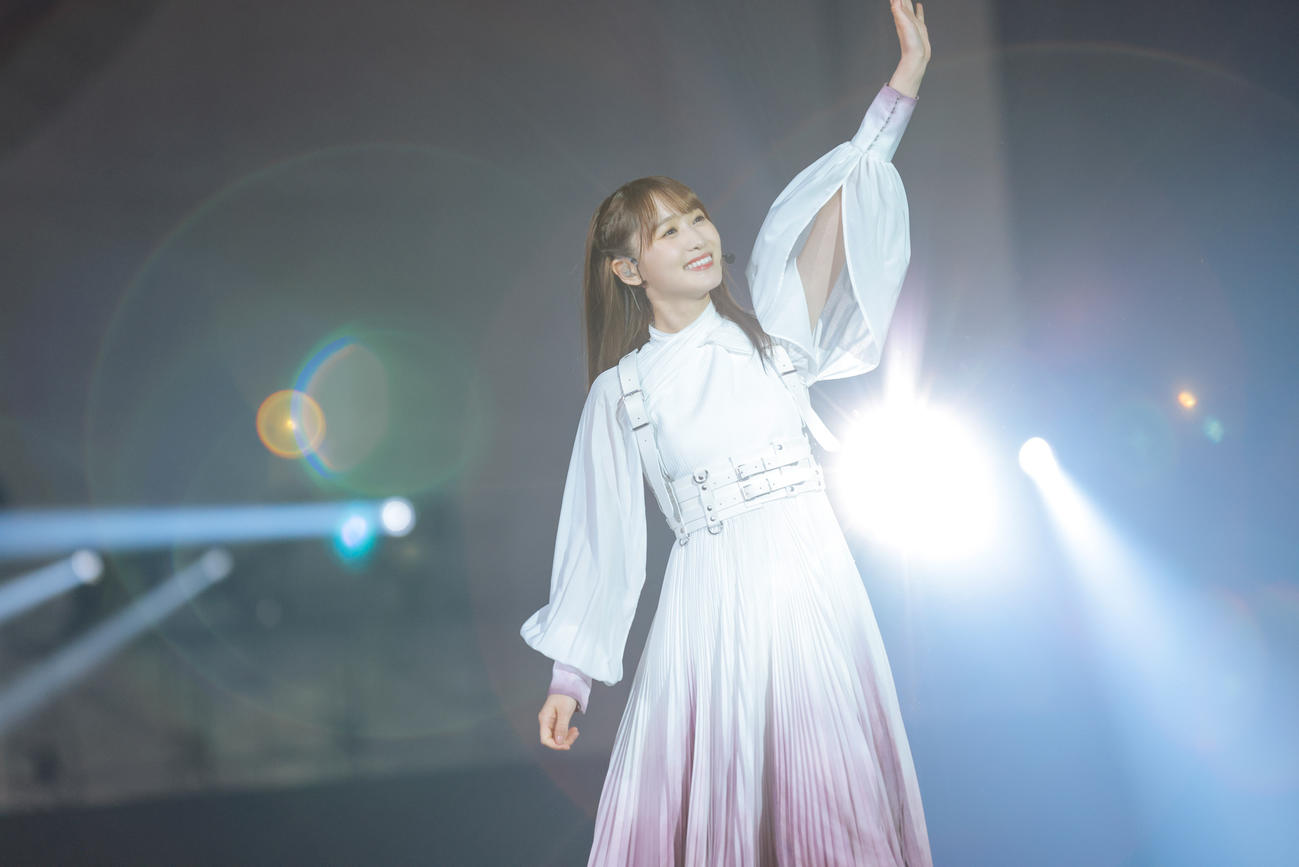 渡邉理佐の卒業コンサートでパフォーマンスする櫻坂46菅井友香