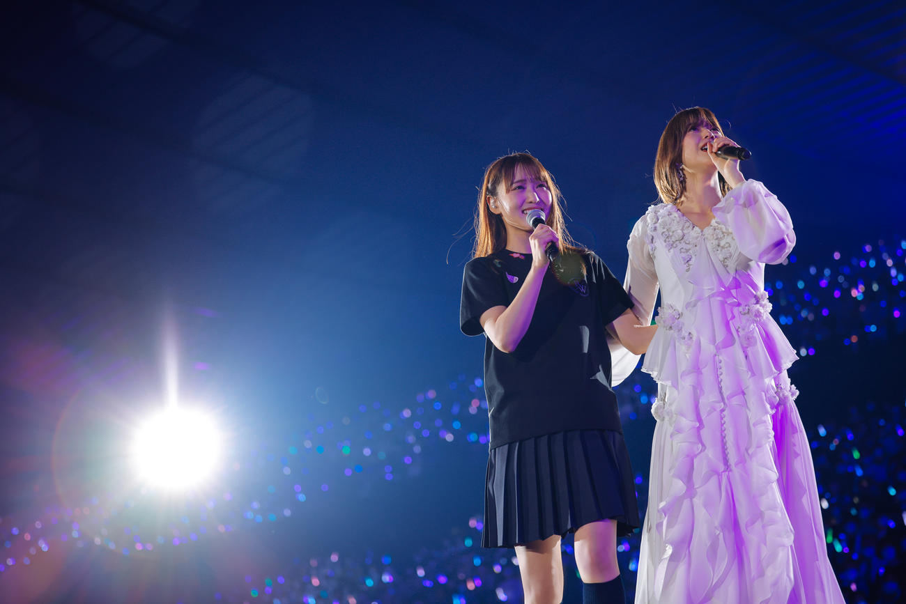 自身の卒業コンサートで菅井友香（左）と歌う渡邉理佐