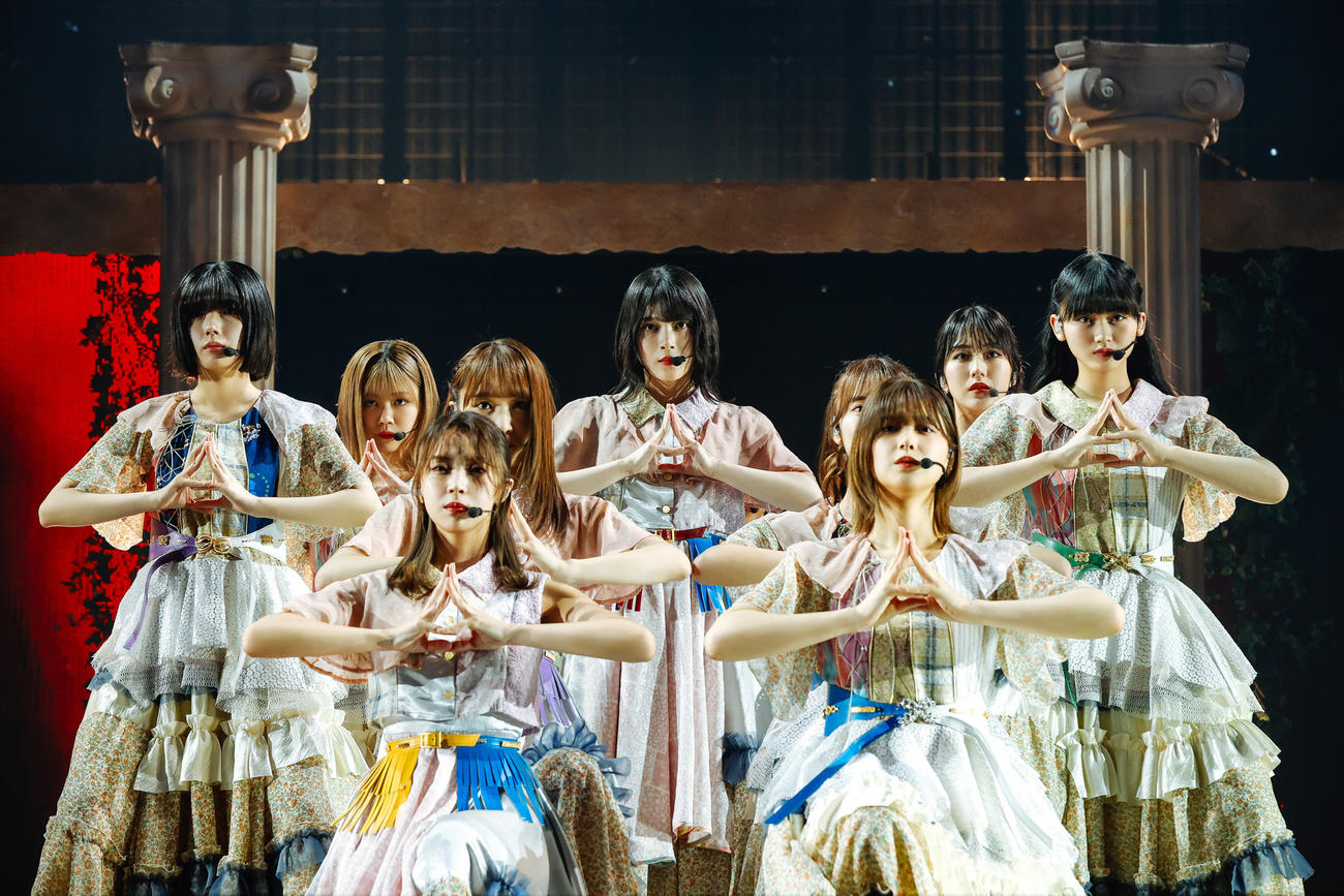 渡邉理佐の卒業コンサートでパフォーマンスする櫻坂46