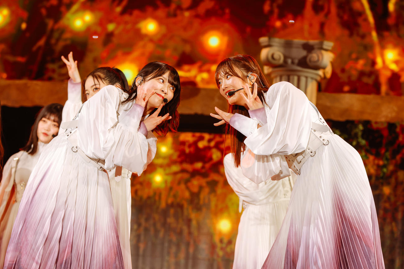 渡邉理佐の卒業コンサートでパフォーマンスする櫻坂46森田ひかる（左）と田村保乃