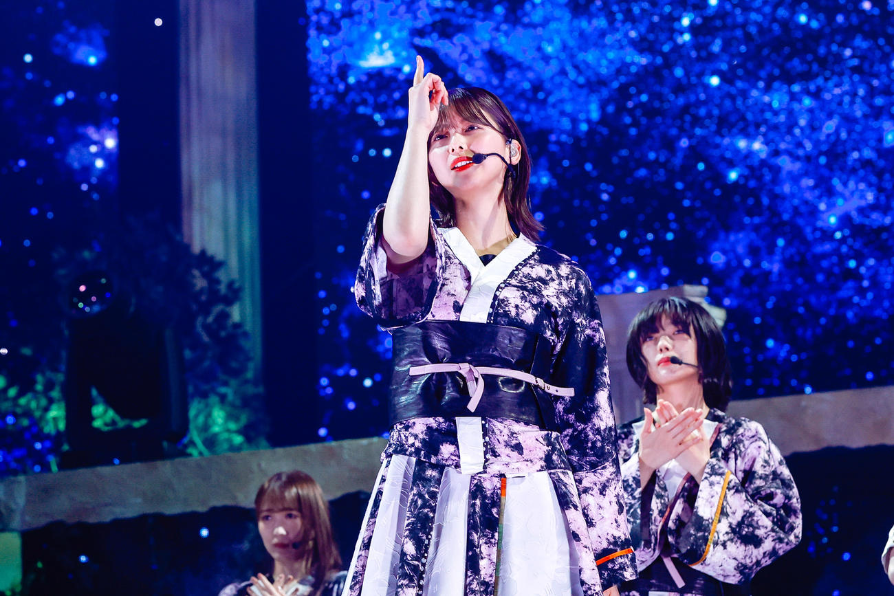 自身の卒業コンサートでパフォーマンスする櫻坂46渡邉理佐