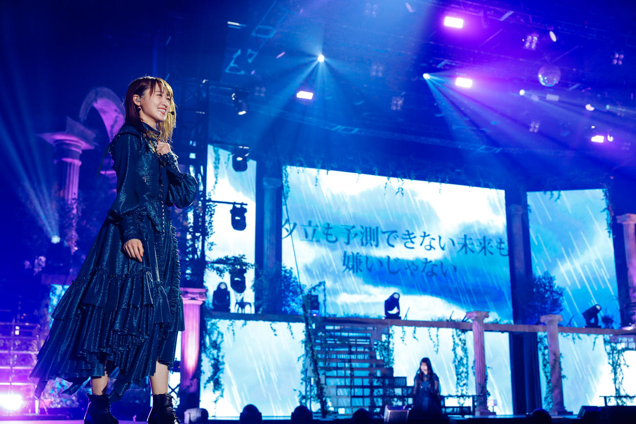 渡邉理佐の卒業コンサートでパフォーマンスする櫻坂46菅井友香