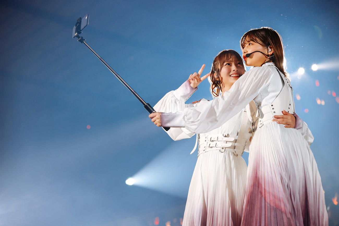 自身の卒業コンサートで田村保乃（左）と写真撮影する渡邉理佐