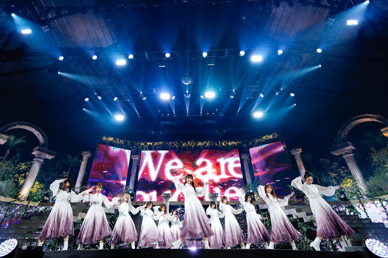 渡邉理佐の卒業コンサートでパフォーマンスする櫻坂46