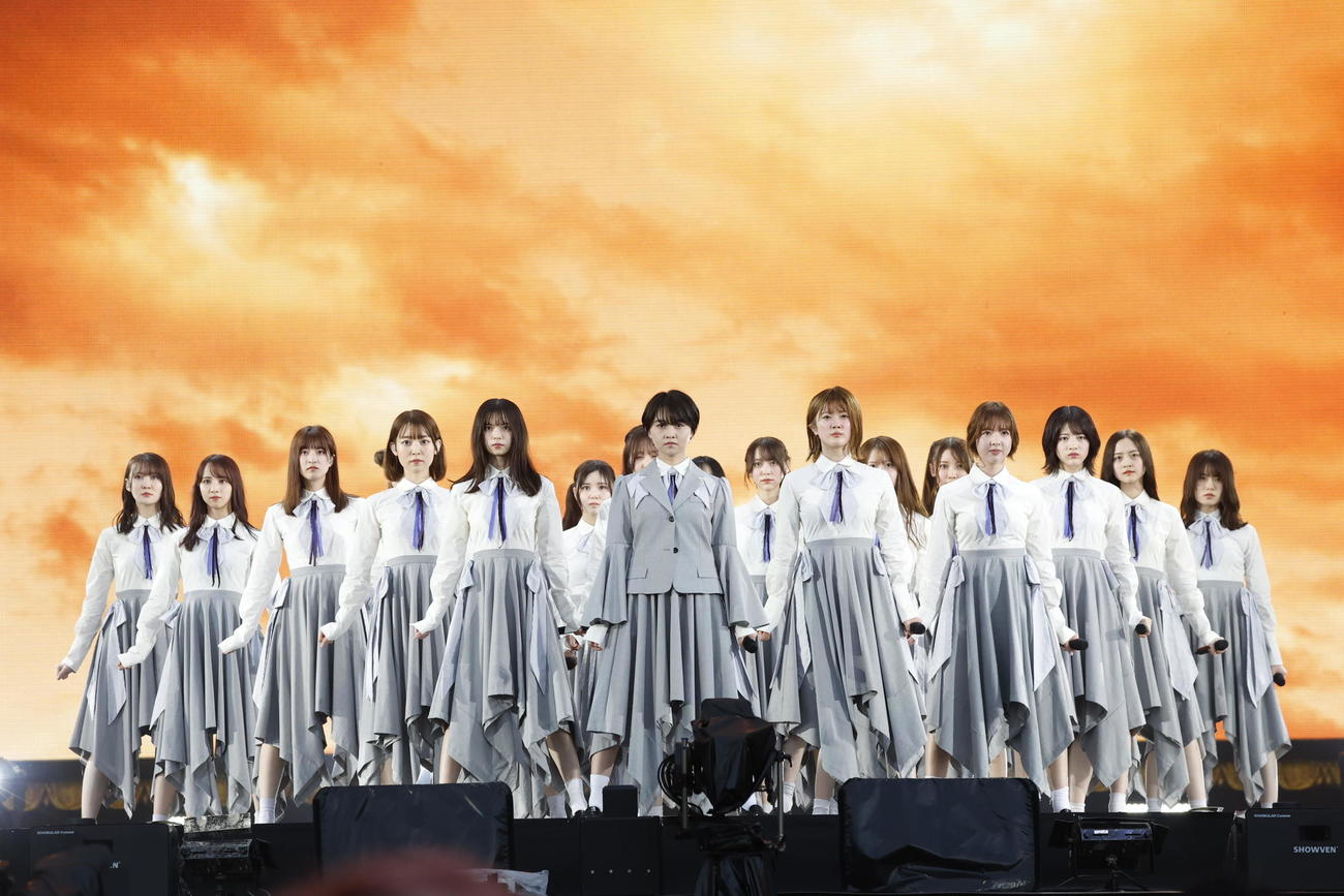 乃木坂46のデビュー10周年バースデーライブ初日公演にサプライズ登場した伊藤万理華（中央）