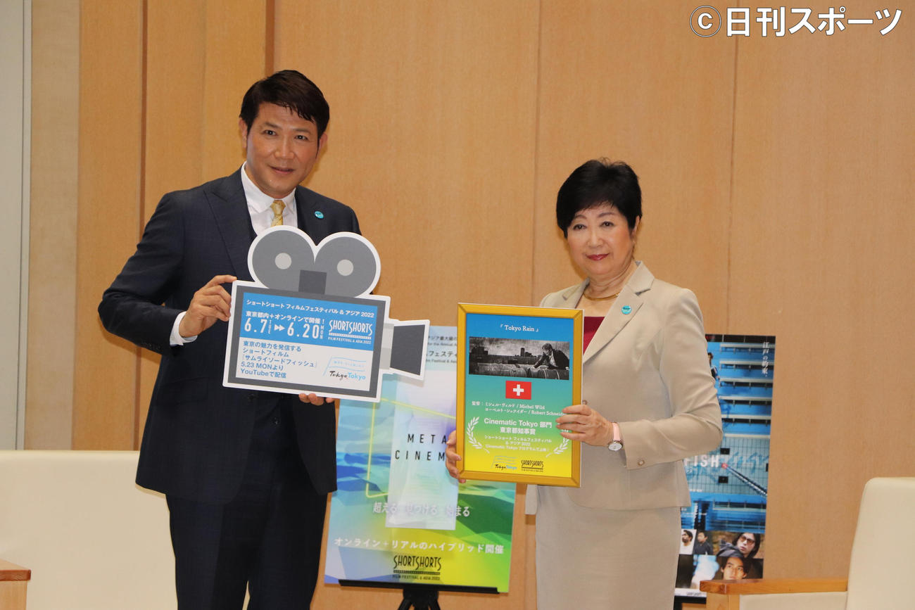 小池百合子都知事（右）を表敬訪問した別所哲也（撮影・星夏穂）