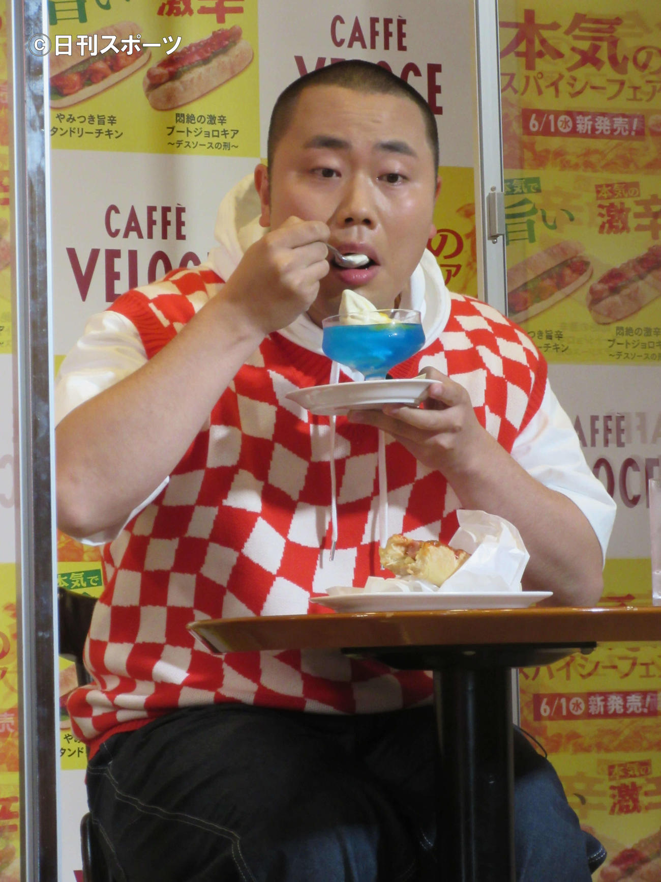『カフェ・ベローチェ』「本気のスパイシーフェア」発表会に出席で食レポ対決に勝利し、ご褒美をほおばる、ハナコの岡部大（撮影・加藤理沙）