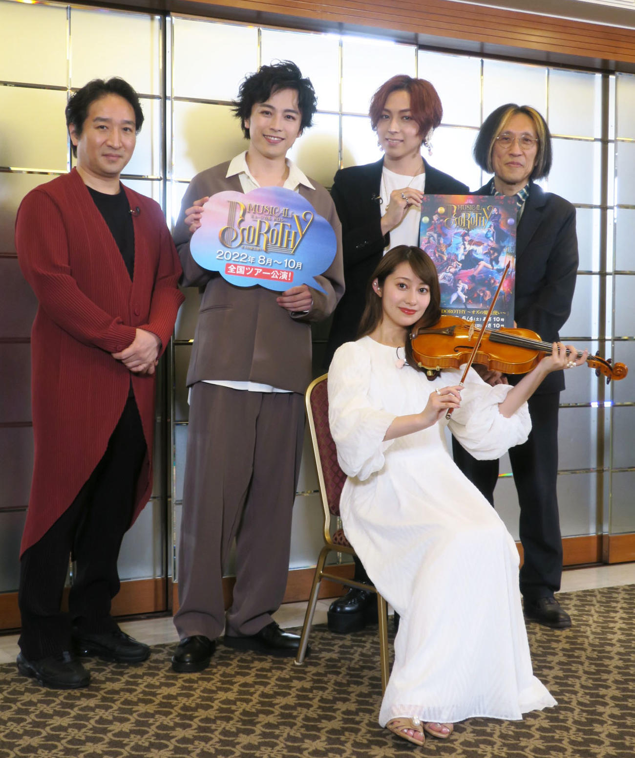 ミュージカル「DOROTHY～オズの魔法使い～」囲み会見でバイオリンを構える桜井玲香（下段）。上段左から、演出田尾下哲氏、鈴木勝吾、蒼井翔太、作曲家宮川彬良氏