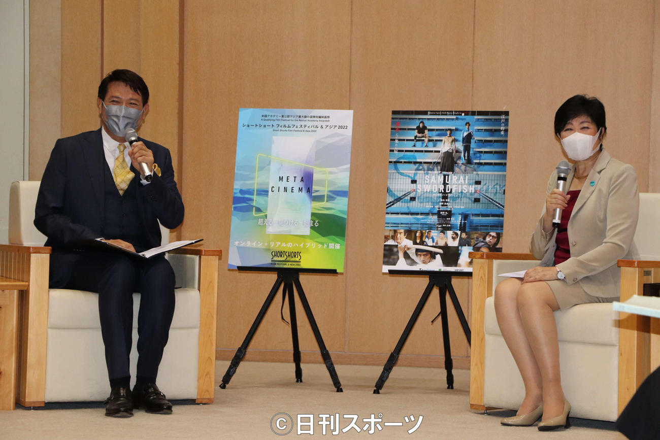 小池百合子都知事（右）を表敬訪問した別所哲也（撮影・星夏穂）