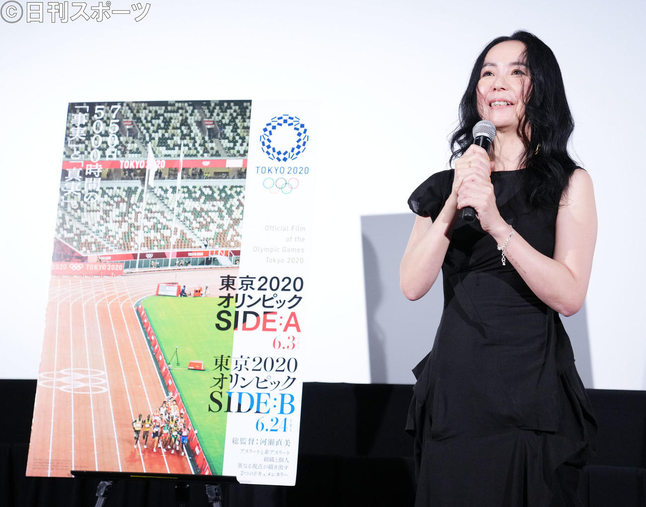 「東京2020オリンピックSIDE：A」完成披露試写会舞台あいさつに登壇し笑顔を見せる河瀬直美総監督（撮影・横山健太）