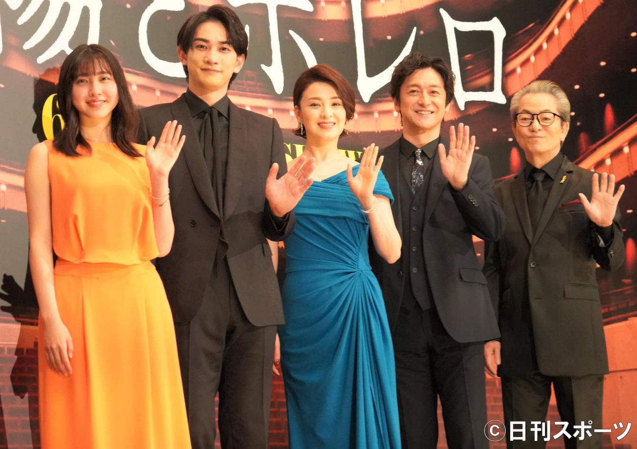 映画「太陽とボレロ」の東京プレミアに出席した、左から森マリア、町田啓太、檀れい、石丸幹二、水谷豊監督（撮影・佐藤成）