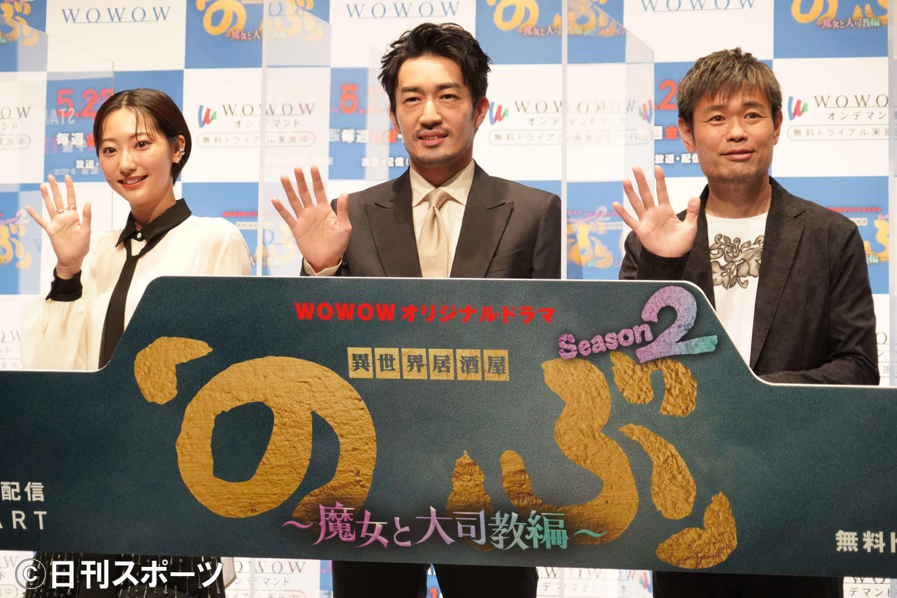 WOWOWオリジナルドラマ「異世界居酒屋『のぶ』Season2～魔女と大司教編～」の完成報告会に出席した、左から武田玲奈、大谷翔平、品川ヒロシ監督（撮影・佐藤成）