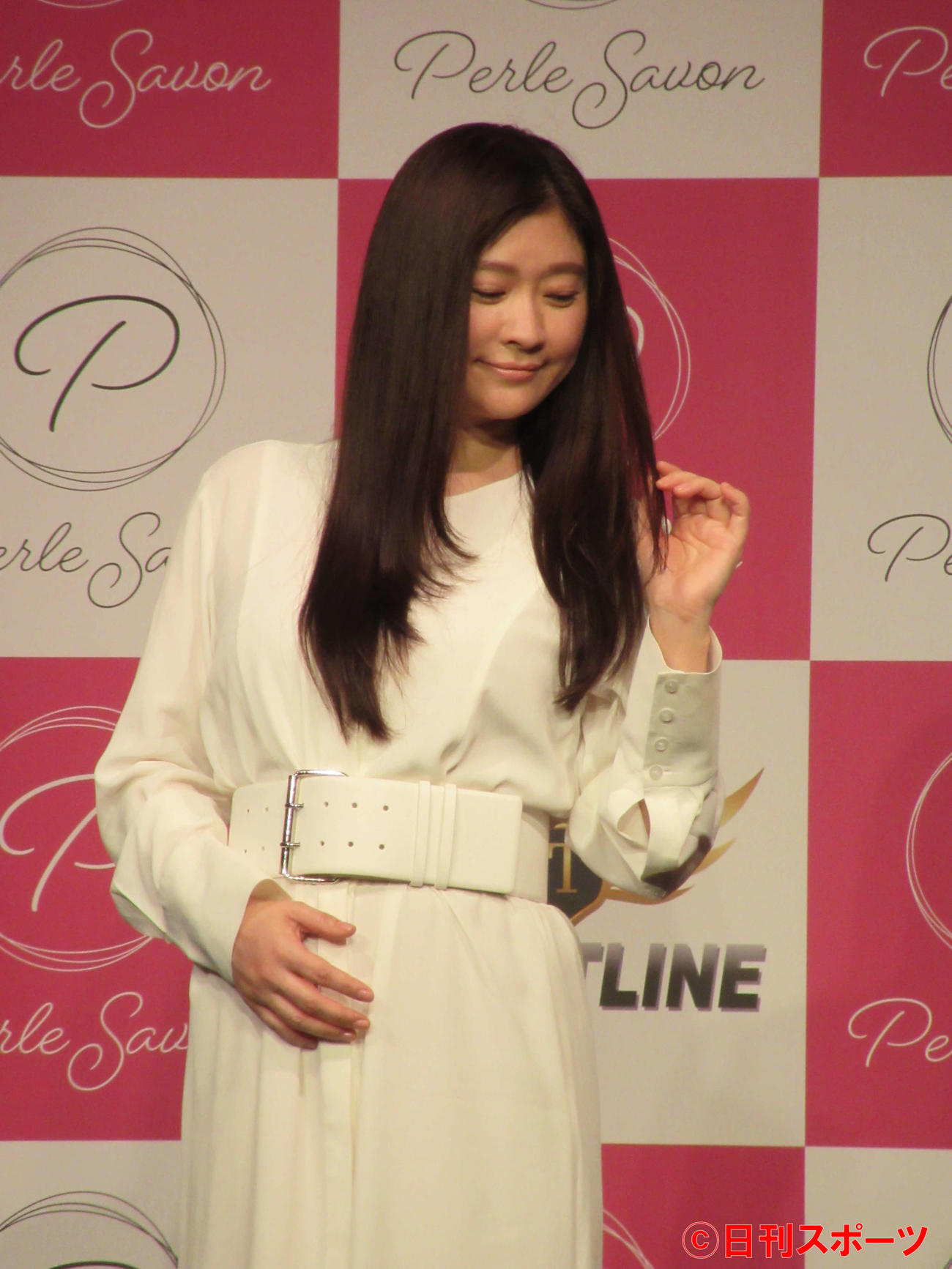 「Perle Savon」新商品発表会で髪をなびかせる篠原涼子（撮影・加藤理沙）