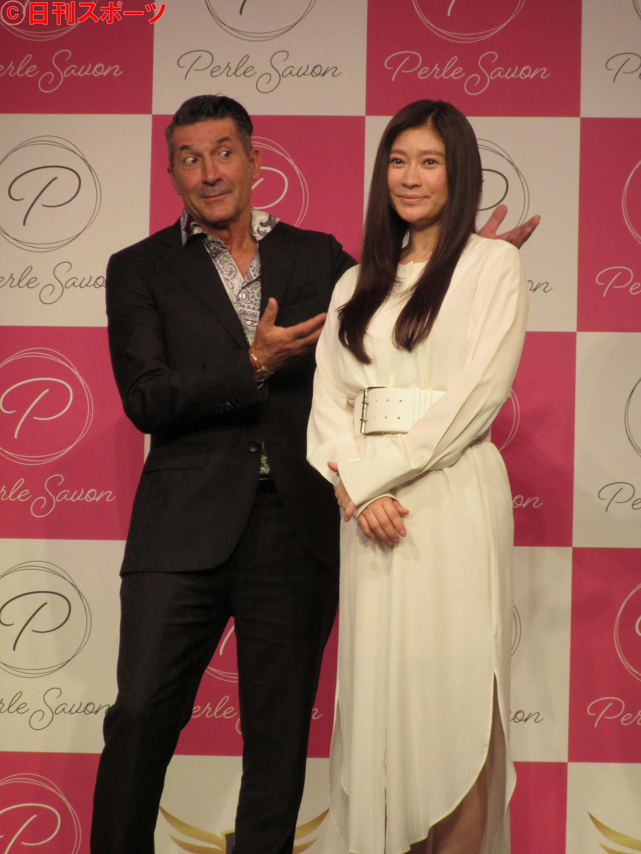 「Perle Savon」新商品発表会で美しい髪を見せる篠原涼子と、美しさに驚くパンツェッタ・ジローラモ（撮影・加藤理沙）