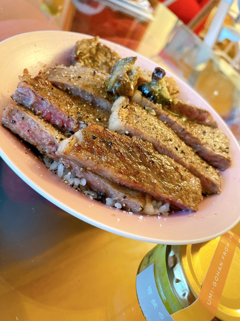 華原が夫に作った手料理「栃木牛産アヒージョ乗せ」（華原朋美オフィシャルブログより）