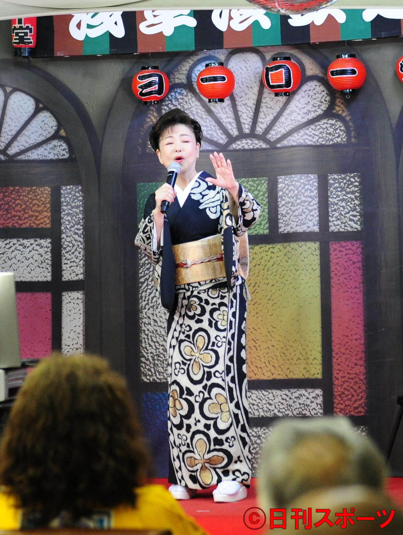 新曲の発売記念イベントを行った中村美律子