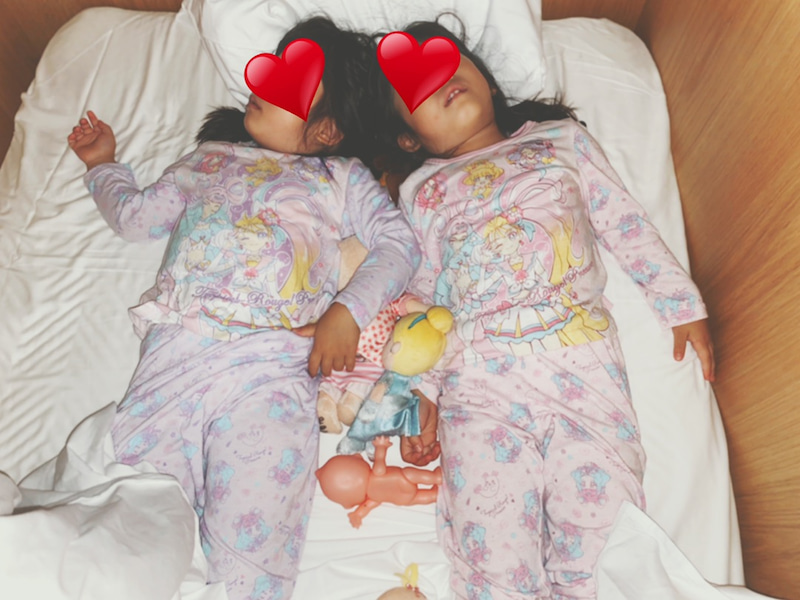 大阪のホテルで眠るノンスタ石田の双子の娘たち（石田あゆみオフィシャルブログから）