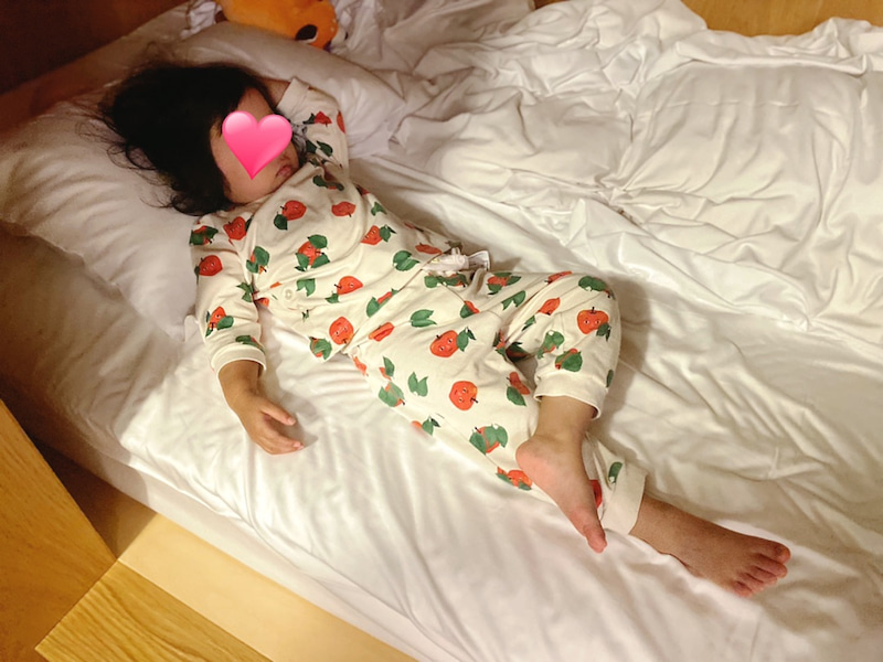 大阪のホテルで眠るノンスタ石田の三女（石田あゆみオフィシャルブログから）