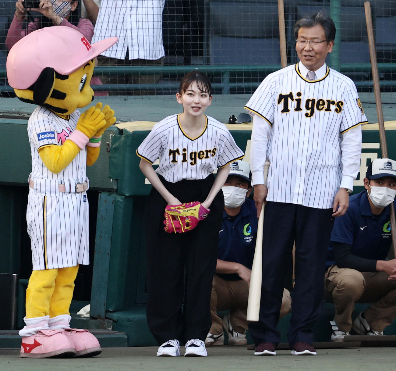 阪神対楽天　ファーストピッチセレモニーを行った山田杏奈（撮影・加藤哉）