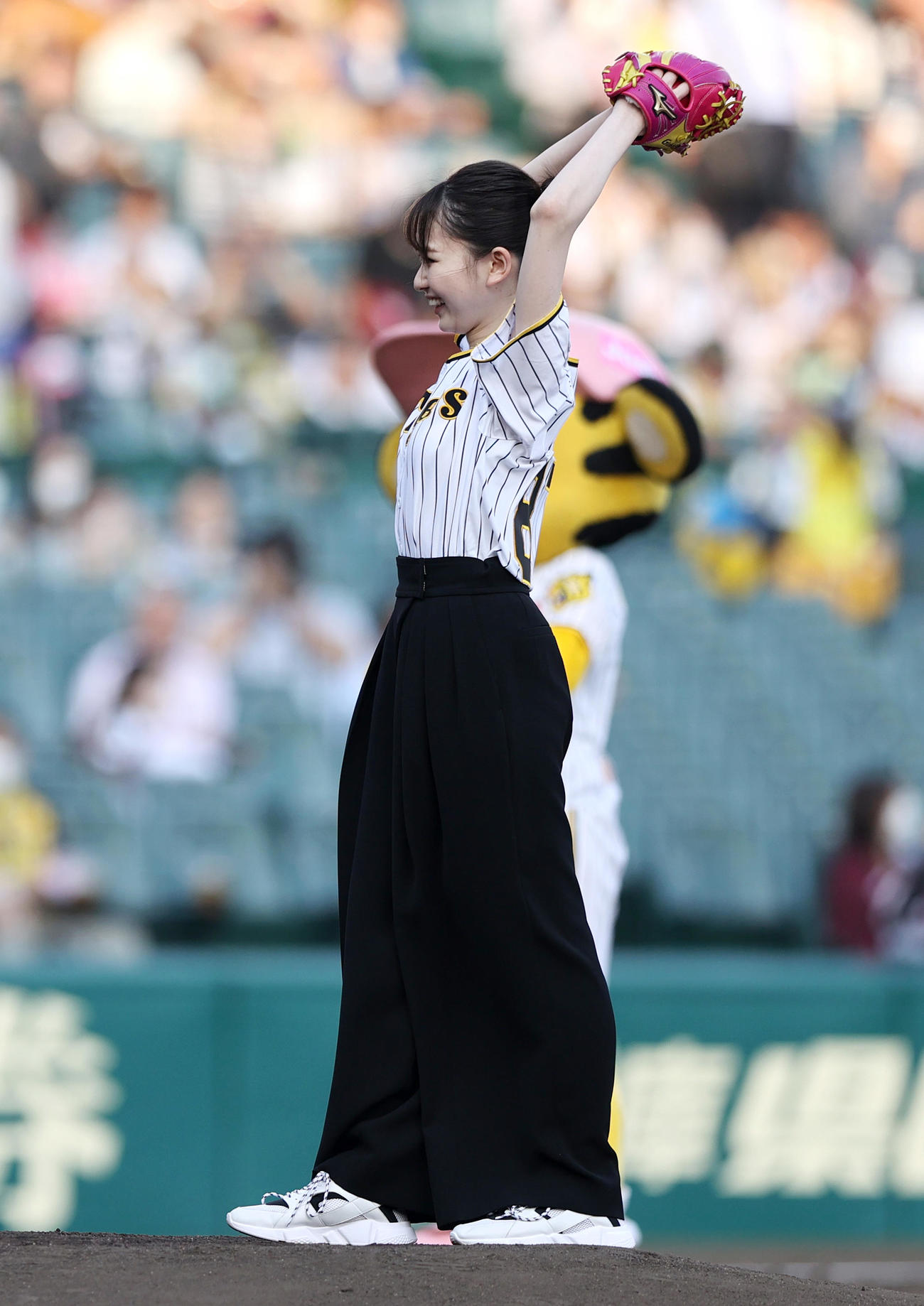 阪神対楽天　ファーストピッチセレモニーで大きく振りかぶる女優の山田杏奈（撮影・上山淳一）