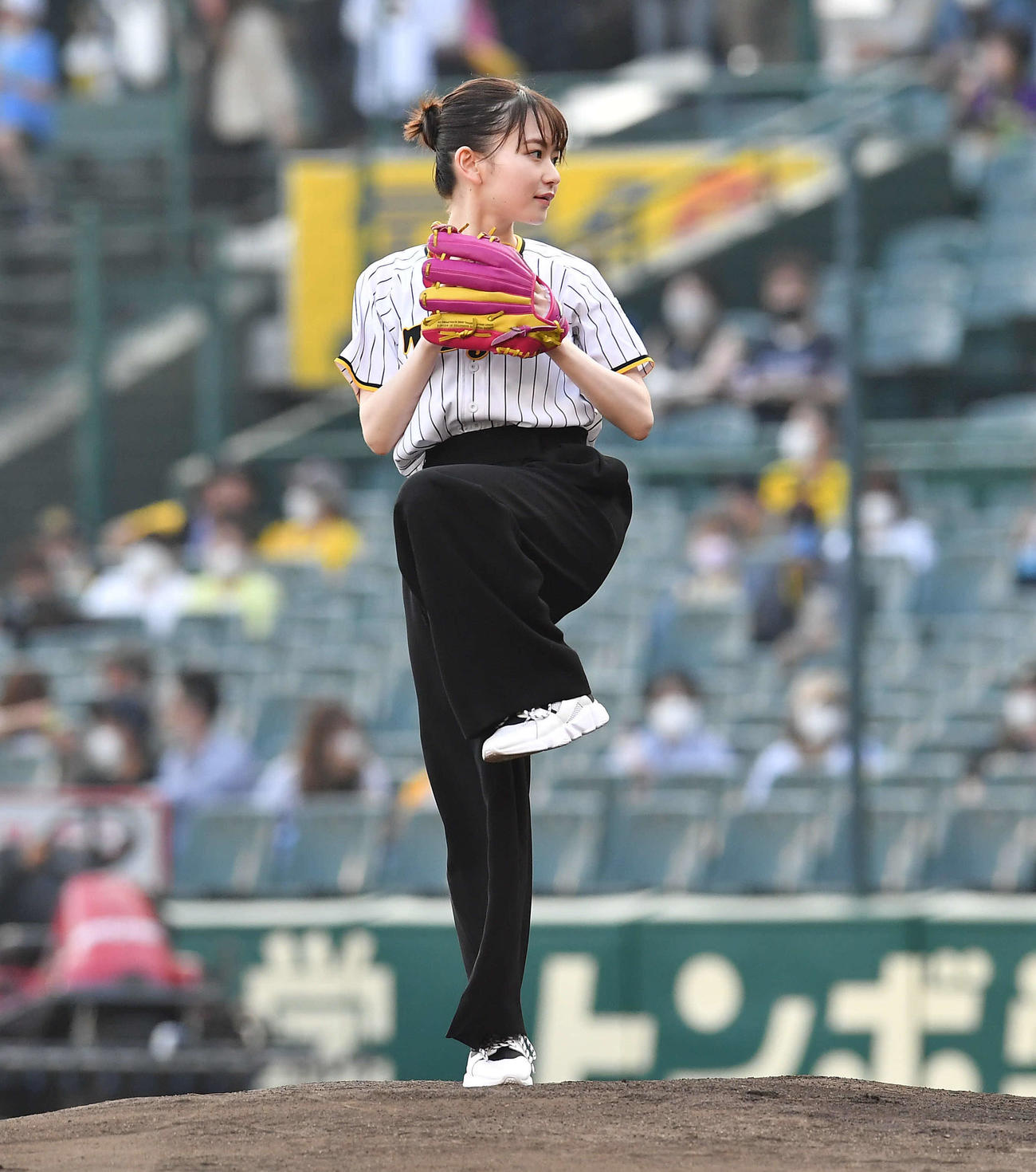 阪神対楽天　ファーストピッチセレモニーで投球する山田杏奈（撮影・岩下翔太）