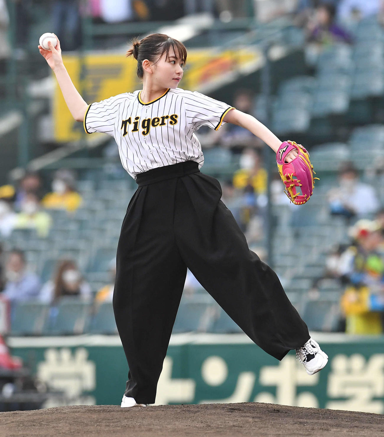 阪神対楽天　ファーストピッチセレモニーで投球する山田杏奈（撮影・岩下翔太）