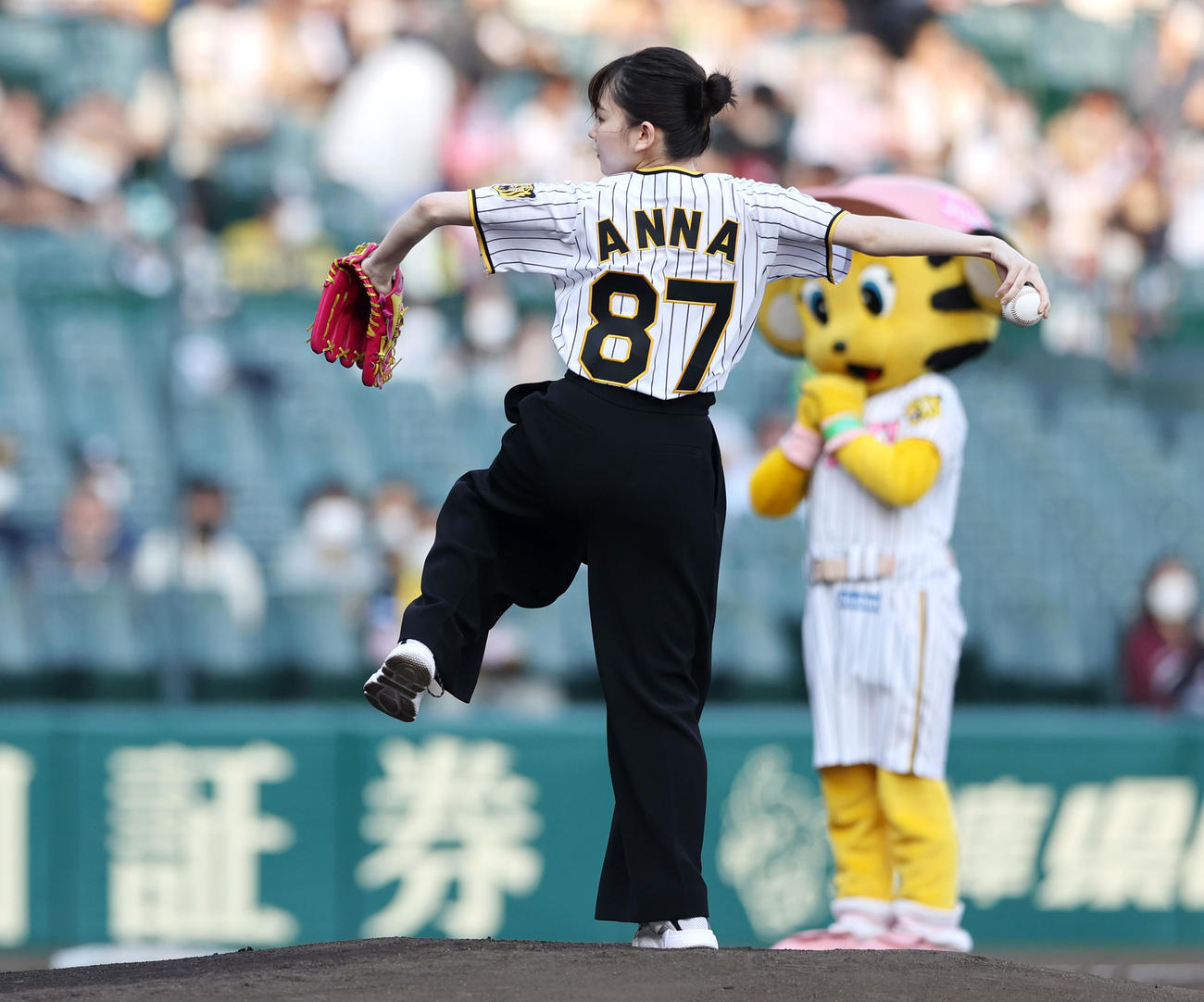 阪神対楽天　ファーストピッチセレモニーで投球する女優の山田杏奈（撮影・上山淳一）