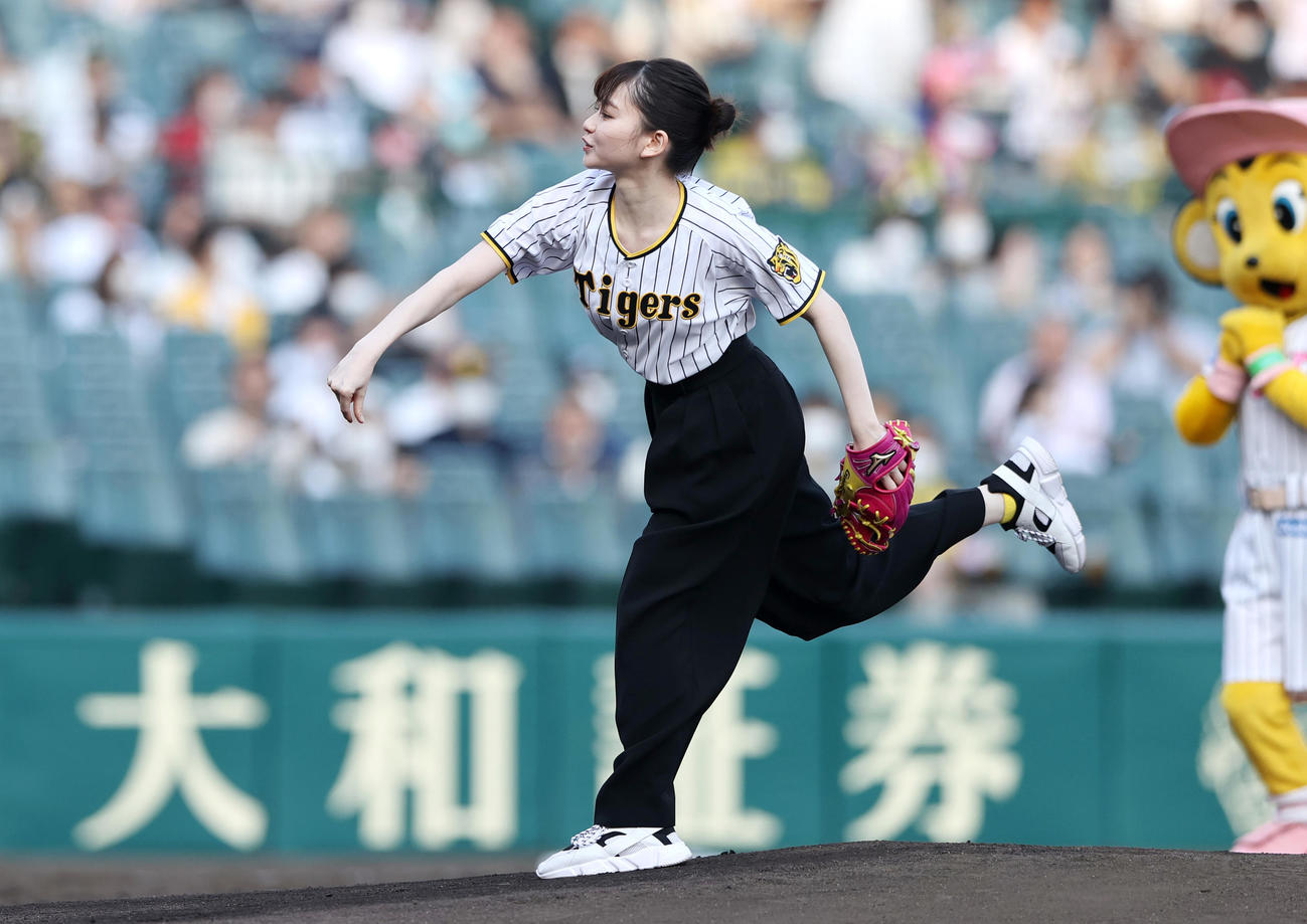 阪神対楽天　ファーストピッチセレモニーで投球する女優の山田杏奈（撮影・上山淳一）