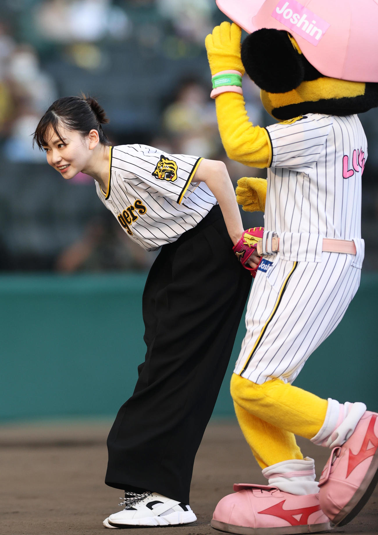 阪神対楽天　ファーストピッチセレモニーを終え阪神ベンチへあいさつする女優の山田杏奈（撮影・上山淳一）