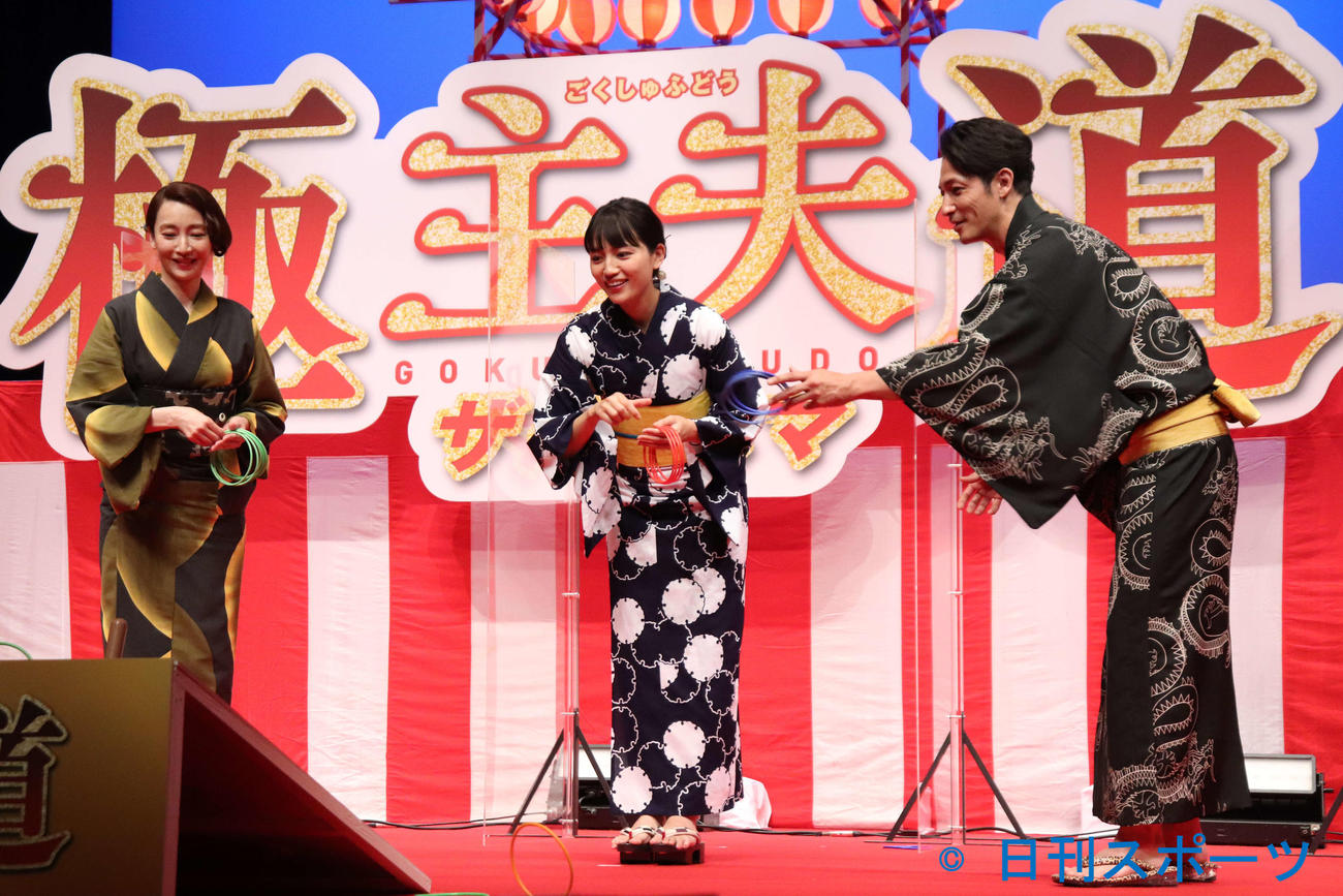 映画「極主夫道　ザ・シネマ」公開直前祭で輪投げ対決に挑戦した、左から稲森いずみ、川口春奈、玉木宏（撮影・加藤理沙）