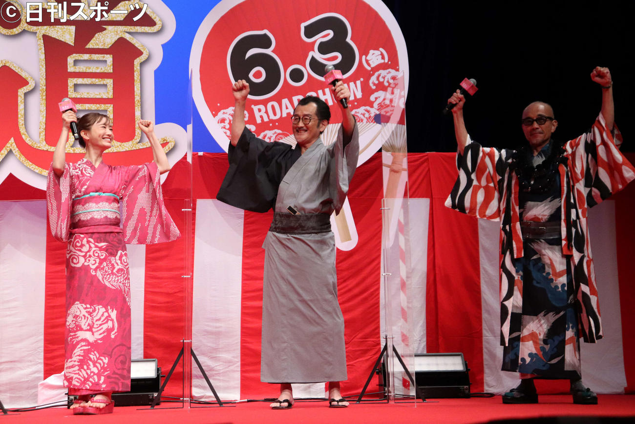 映画「極主夫道　ザ・シネマ」公開直前祭で、輪投げ対決に勝利した松本まりか、吉田鋼太郎、竹中直人（撮影・加藤理沙）