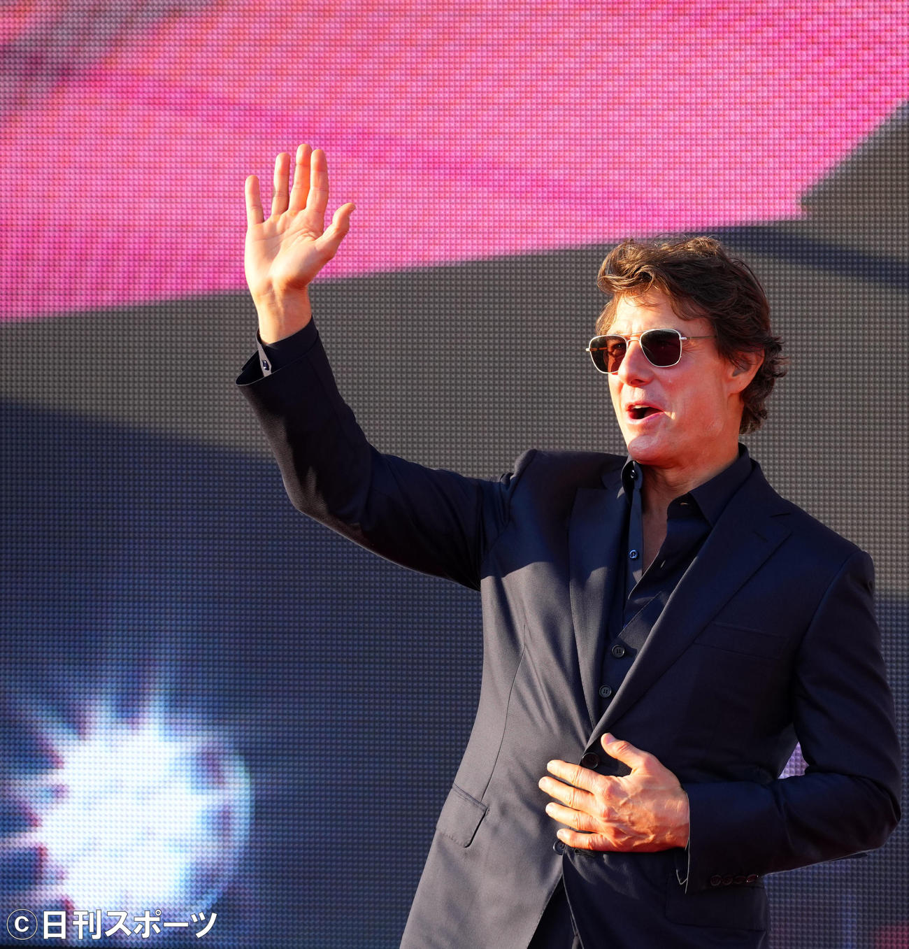 サングラスをかけレッドカーペットに登場したトム・クルーズ（撮影・横山健太）