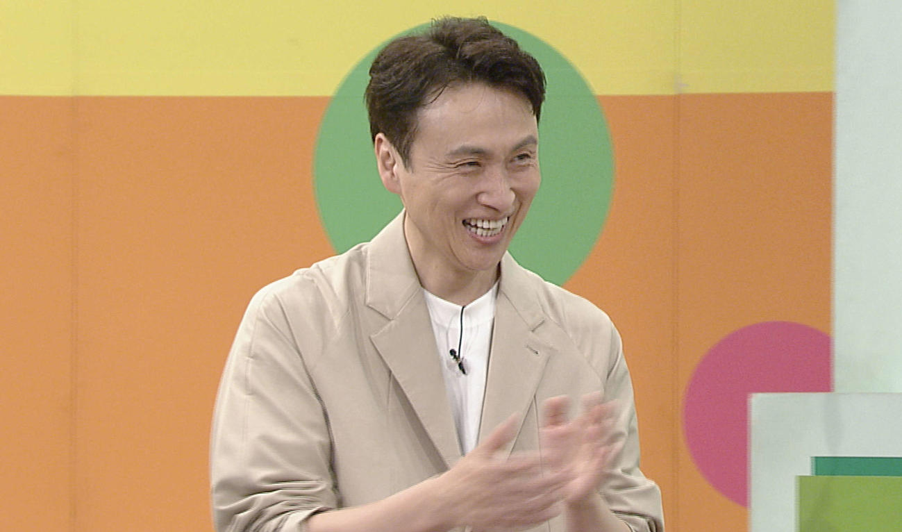 千葉テレビ「白黒アンジャッシュ」で伊集院光とトークするアンジャッシュ児嶋一哉（C）チバテレ