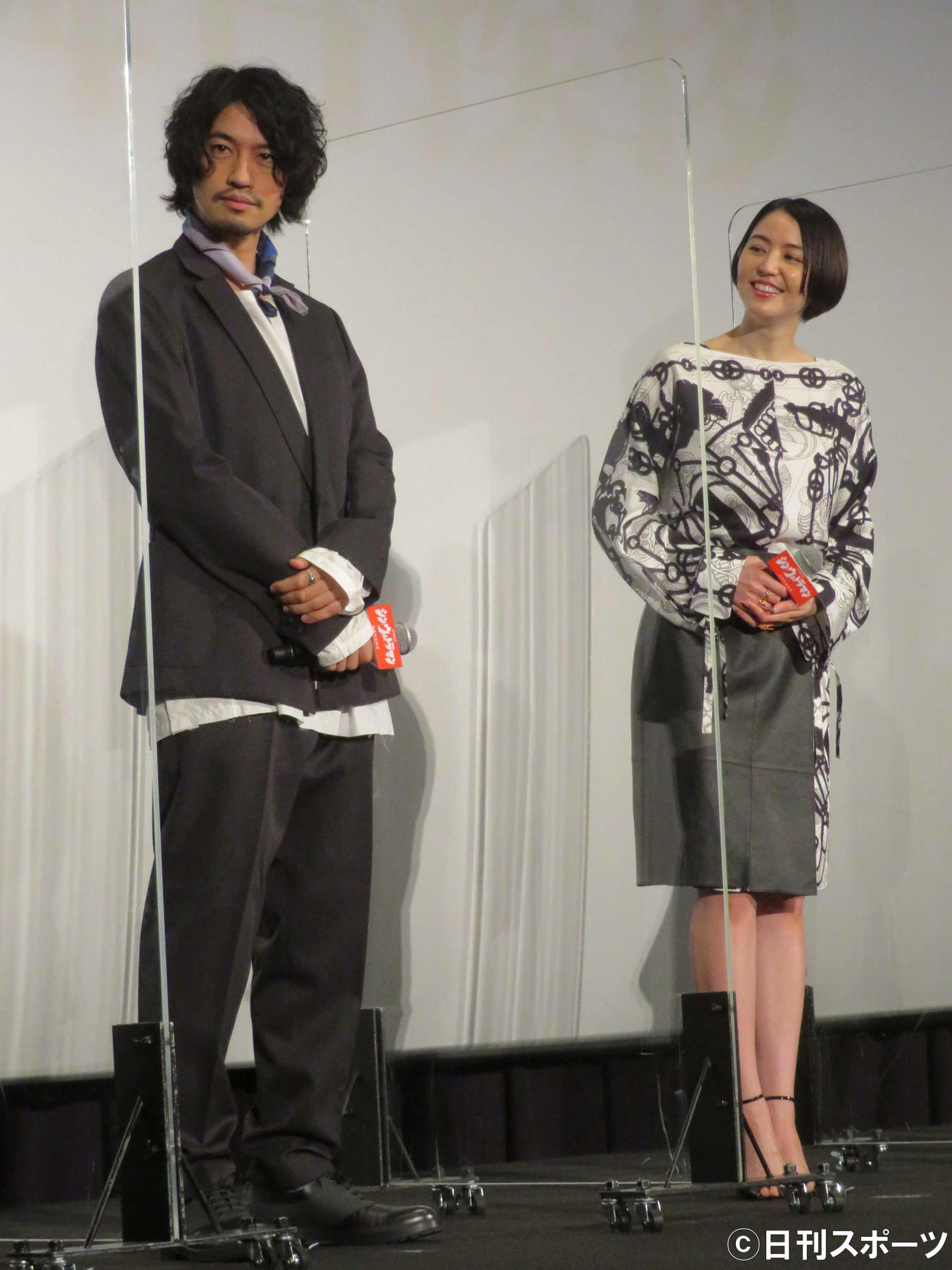映画「シン・ウルトラマン」大ヒット御礼舞台あいさつに登壇した斎藤工と長澤まさみ（撮影・村上幸将）